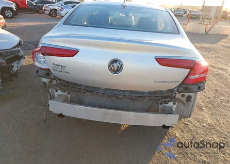 2017 Buick Lacrosse Essence z USA, uszkodzony, nr VIN 1G4ZP5SS3HU199611